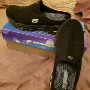 BRAND NEW SKECHERS D'LITES